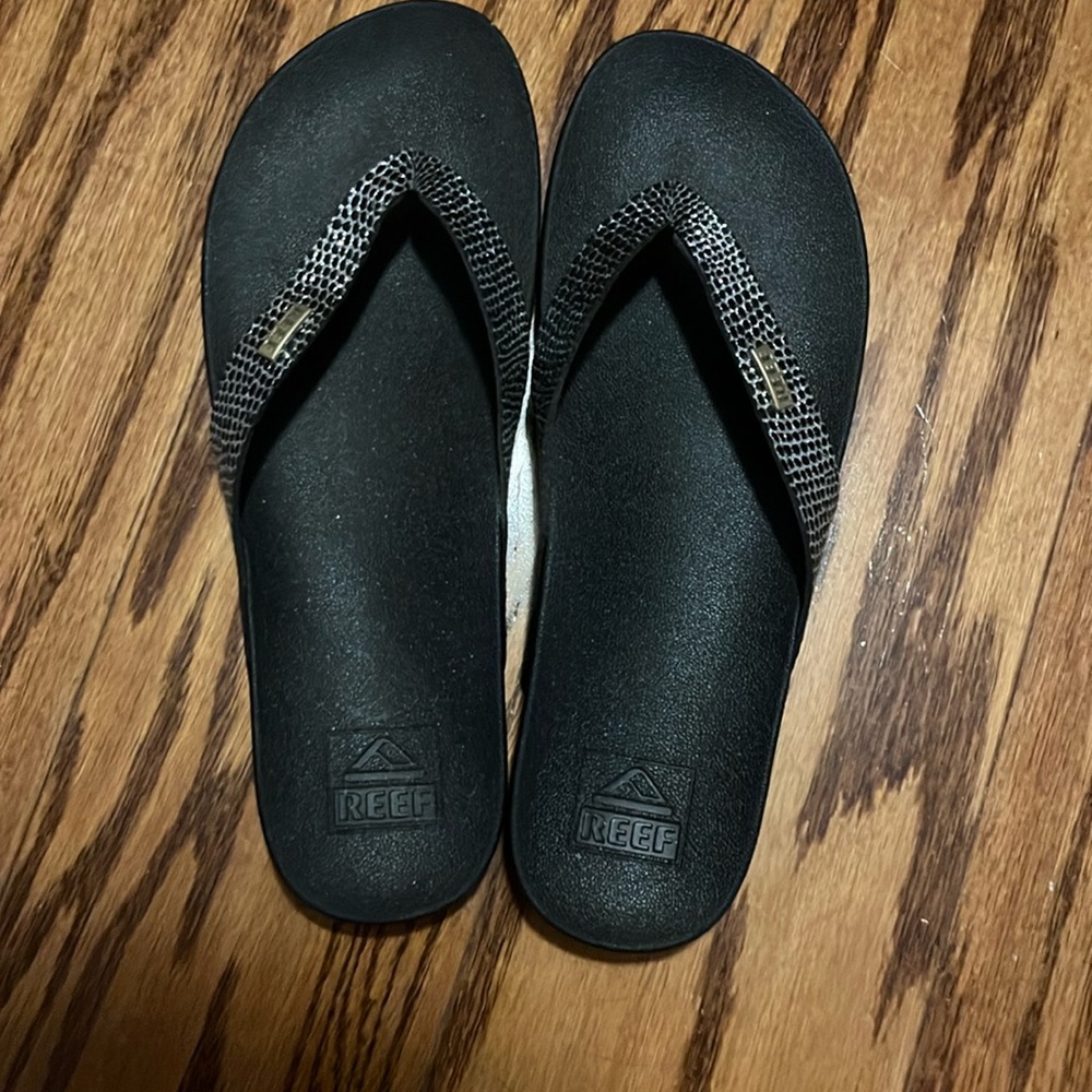 EUC Reef flip flops 
Size 8
